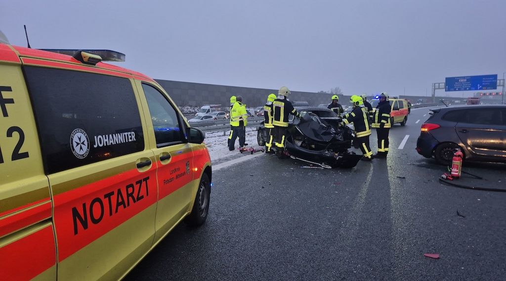Unfallserie auf glatter A10 bei Potsdam mit zahlreichen Verletzten