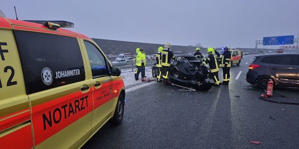 Unfallserie auf glatter A10 bei Potsdam mit zahlreichen Verletzten