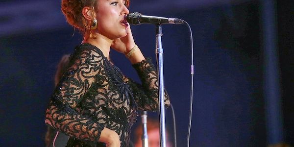 Fünf Frauen besetzen Top-5 der Single-Charts