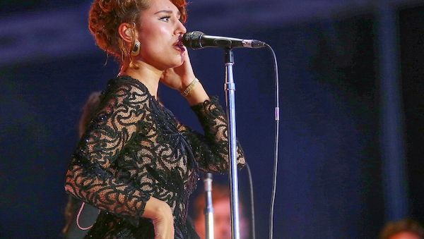 Fünf Frauen besetzen Top-5 der Single-Charts