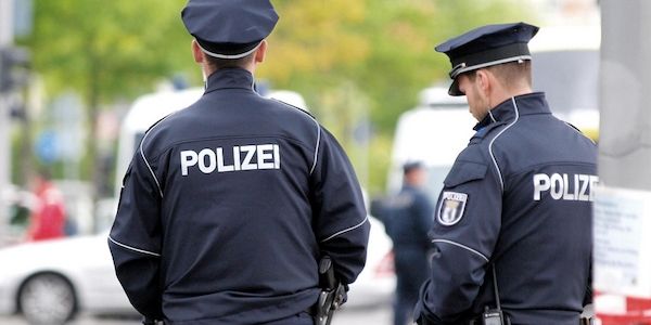 Polizei findet bei Wohnungsdurchsuchung in Spandau gestohlene Dienstwaffe