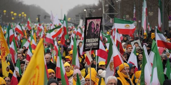 Tausende demonstrieren in Berlin für Freiheit im Iran