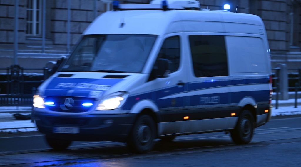 Mann randaliert im Schwimmbad und flieht mit Wagen von Winterdienst