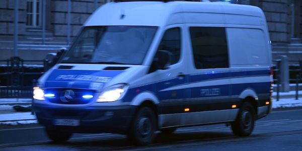 Mann randaliert im Schwimmbad und flieht mit Wagen von Winterdienst