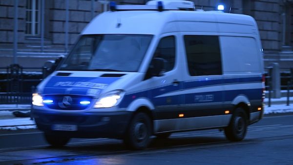 Mann randaliert im Schwimmbad und flieht mit Wagen von Winterdienst