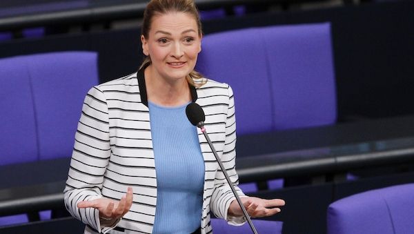 Bayerns Gesundheitsministerin warnt vor Cannabis und E-Zigaretten