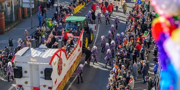 Närrisches Treiben: Cottbuser Karnevalsumzug startet