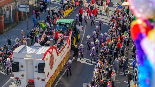 Närrisches Treiben: Cottbuser Karnevalsumzug startet