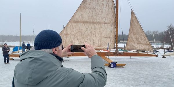 Riesiger Eissegler auf zugefrorenem Müggelsee unterwegs
