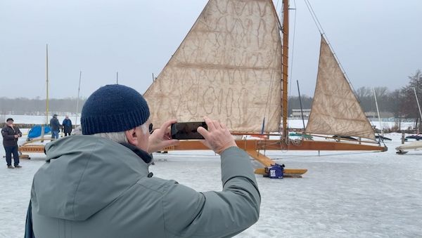 Riesiger Eissegler auf zugefrorenem Müggelsee unterwegs