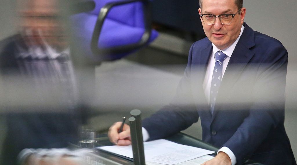 Dobrindt will neue Befugnisse für Verfassungsschutz