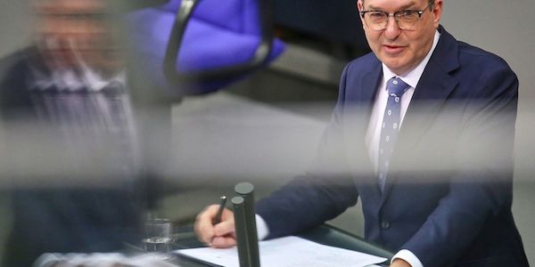 Dobrindt will neue Befugnisse für Verfassungsschutz