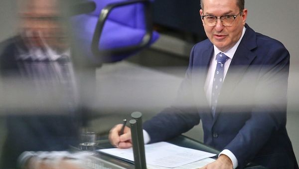 Dobrindt will neue Befugnisse für Verfassungsschutz