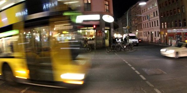 Unbekannter schießt auf BVG-Bus in Berlin-Spandau