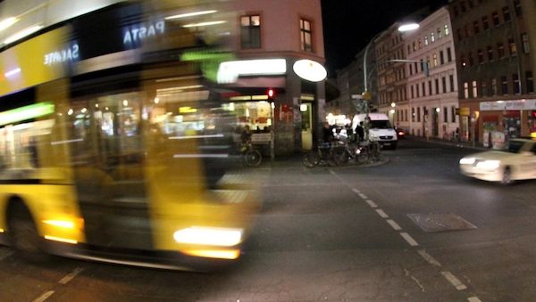 Unbekannter schießt auf BVG-Bus in Berlin-Spandau