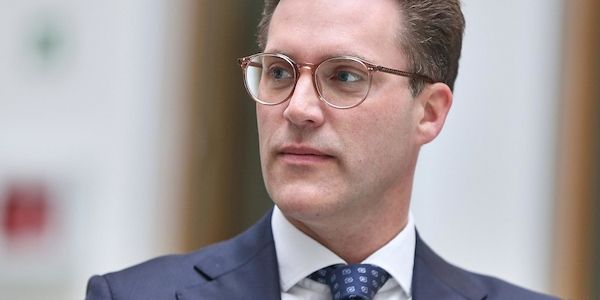 Hagel spricht sich gegen Abschwächung der Klimaziele aus