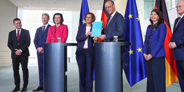 EFI-Gutachten: Expertenkommission übergibt Empfehlungen an Kanzler