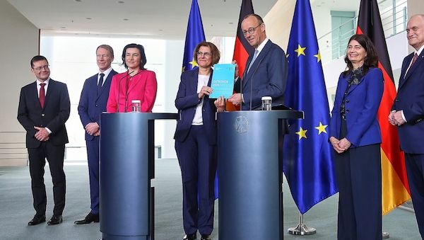 EFI-Gutachten: Expertenkommission übergibt Empfehlungen an Kanzler