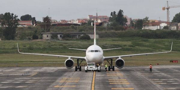 AfD will Wirtschaftlichkeit eigener Abschiebeflieger für Bayern prüfen lassen
