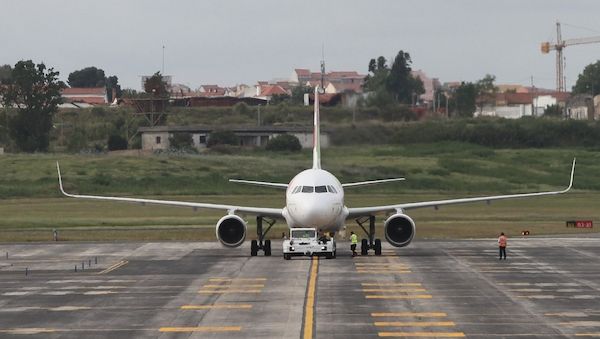 AfD will Wirtschaftlichkeit eigener Abschiebeflieger für Bayern prüfen lassen