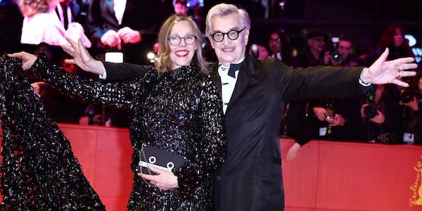 Kleid aus VHS-Kassetten: Wenders' Frau trägt bei der Berlinale seine Filme