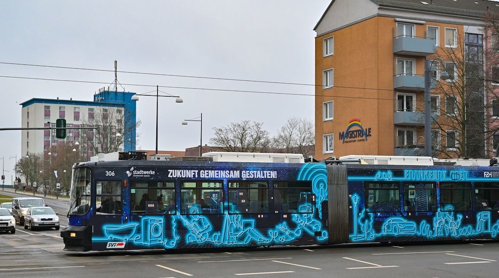 Kinderwagen von Straßenbahn in Frankfurt Oder erfasst