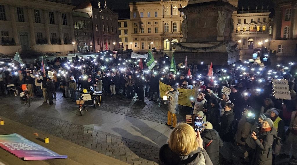 Über 1.000 Menschen demonstrieren in Potsdam gegen Rechtsextremismus