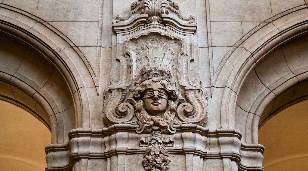 Mit Beil auf Ehemann eingeschlagen – Angeklagte bedauert Tat