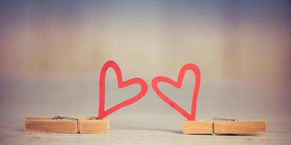 Valentinstag global: Von Kussrekorden und Scheidungsverbot