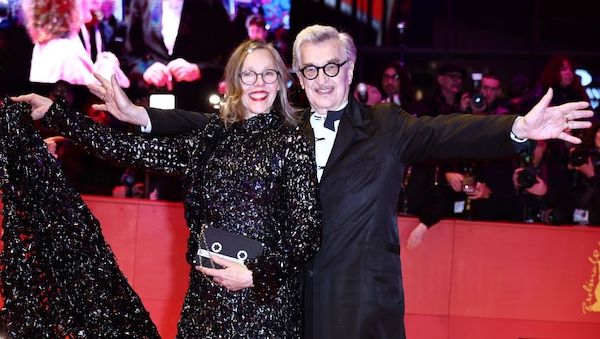 Kleid aus VHS-Kassetten: Wenders' Frau trägt bei der Berlinale seine Filme