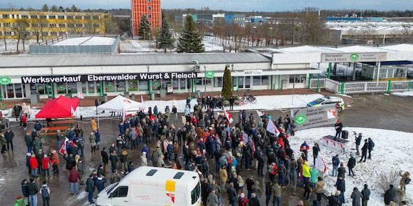 Hunderte protestierten gegen Schließung von Eberswalder-Wurstfabrik