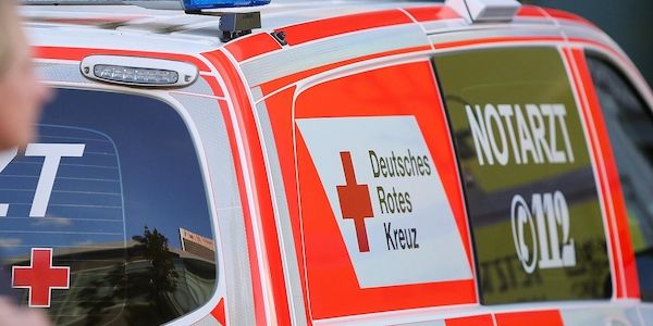 Frau fährt in Berlin-Hellersdorf gegen geparkten Lkw und stirbt