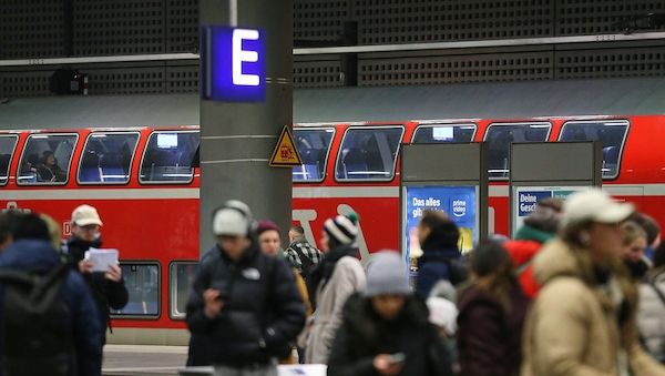 Polizeigewerkschaft für Deutschlandticket mit Passfoto