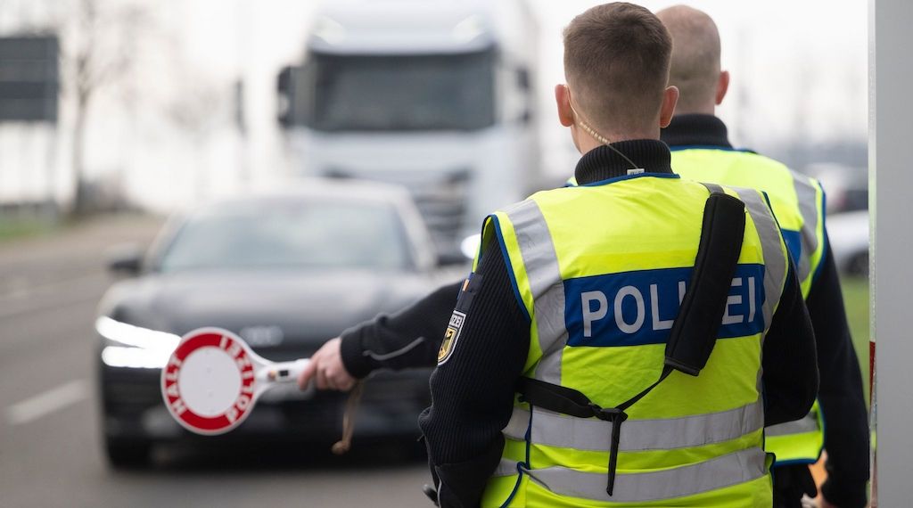 Dobrindt verlängert Grenzkontrollen bis mindestens September