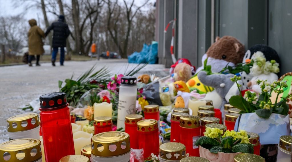 Nach tödlichem Feuer in Hochhaus in Berlin: Anteilnahme und Trauer