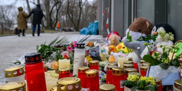 Nach tödlichem Feuer in Hochhaus in Berlin: Anteilnahme und Trauer