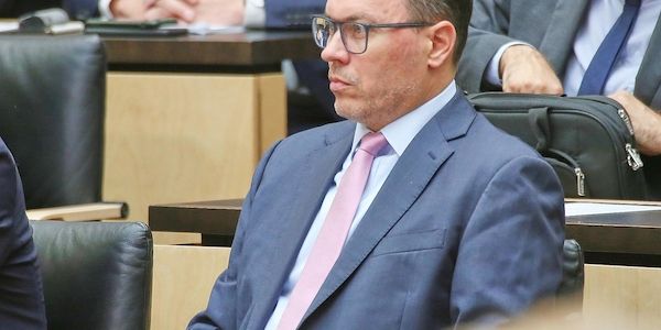 Panter übergibt Forderbescheid für Kultur- und Kreativwirtschaft