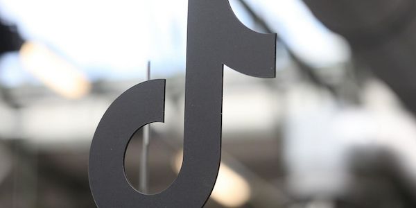 Junge Hamburger shoppen häufig über Social Media und geraten in finanzielle Schwierigkeiten