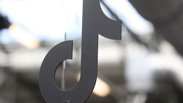 Junge Hamburger shoppen häufig über Social Media und geraten in finanzielle Schwierigkeiten