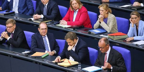 Forsa kritisiert Themenschwerpunkte der Bundesregierung