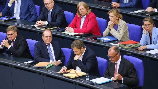 Forsa kritisiert Themenschwerpunkte der Bundesregierung