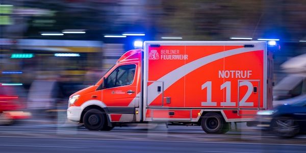 Jugendlicher greift Sanitäter in Rettungswagen an