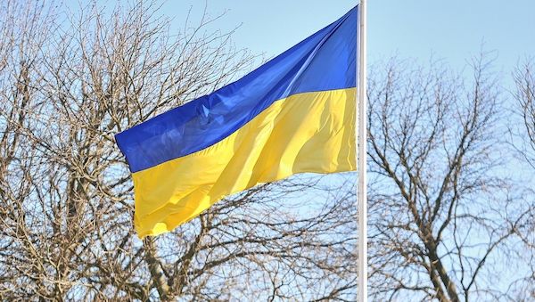 Solidaritäts-Flaggen für Ukraine schon am 23. Februar