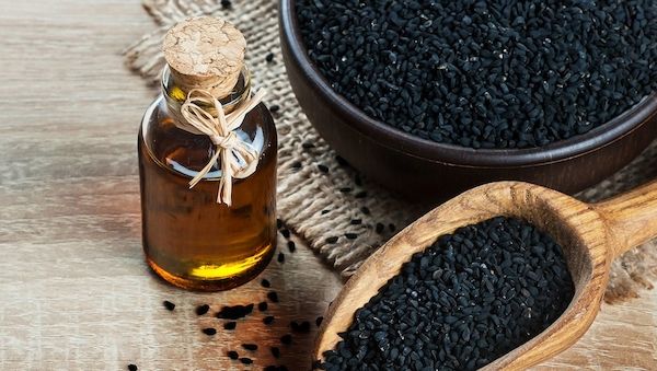 Schwarzkümmelöl, natürliche Pflege für reine, gesunde Haut