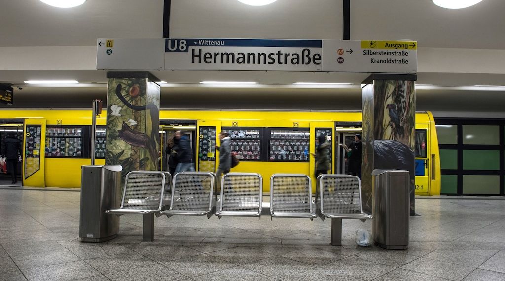 Jugendliche treten Mann in Berlin Bahnhofstreppe hinunter