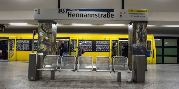 Jugendliche treten Mann in Berlin Bahnhofstreppe hinunter