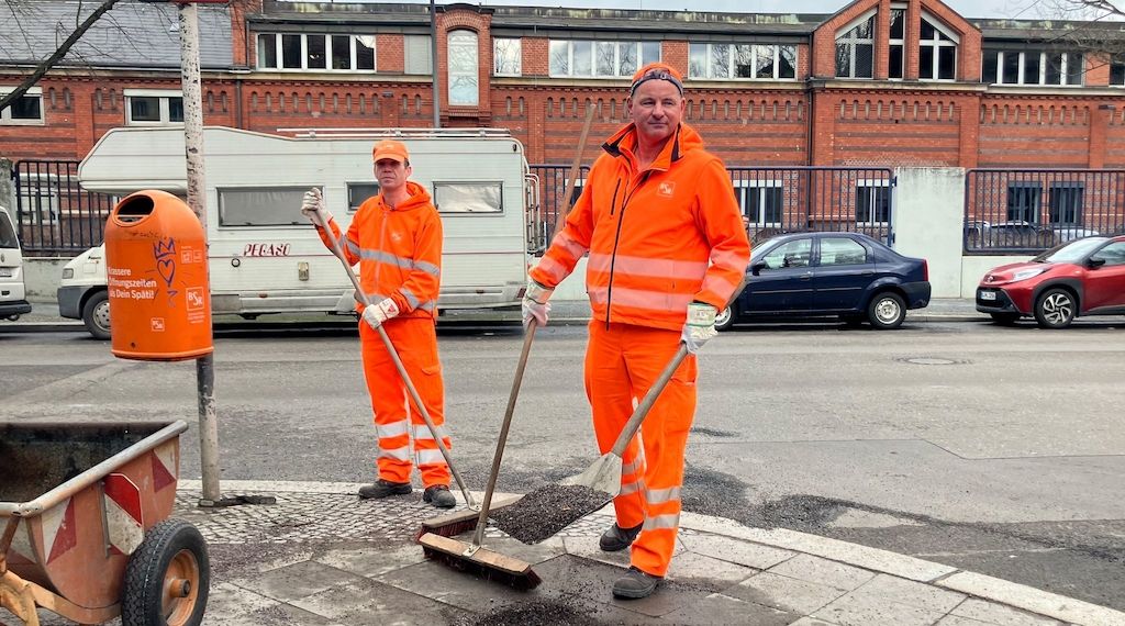 Berliner-Stadtreinigung bittet um Hilfe beim Splitt beseitigen