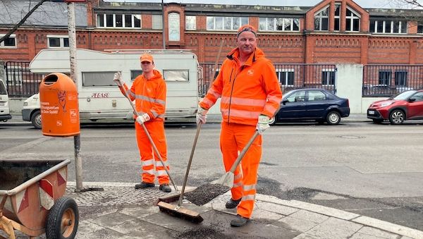 Berliner-Stadtreinigung bittet um Hilfe beim Splitt beseitigen