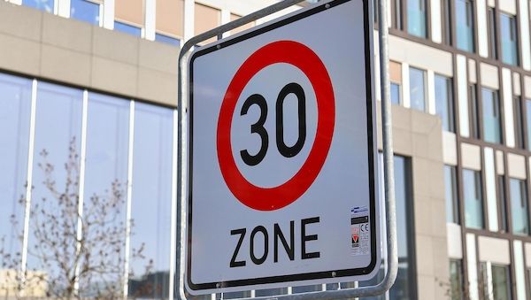 München muss Tempo-30-Schilder an Landshuter Allee vorläufig wieder aufstellen