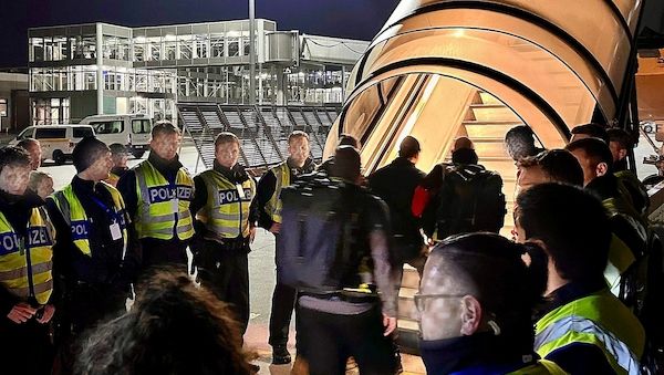 Deutschland schiebt 20 Straftäter mit Charterflug nach Kabul ab